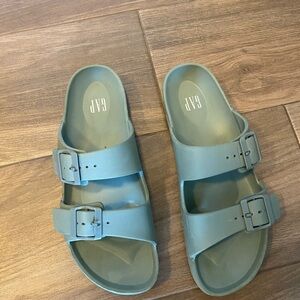 GAP Slides with adjustable buckles Worn Once